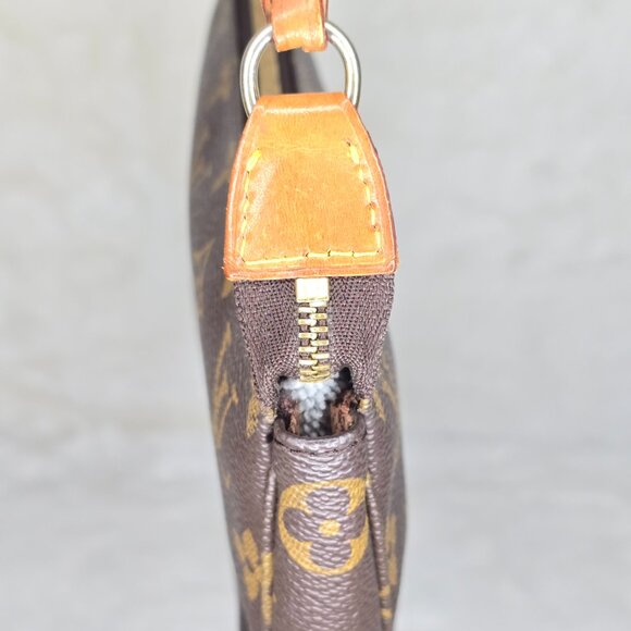 LOUIS VUITTON Monogram Pochette Accessoires - Picture 4 of 12